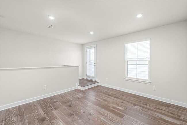 Building Photo - (Coming Soon) 3 Bedroom Townhome minutes from South End!