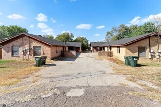 Building Photo - 1118 Hazelton St