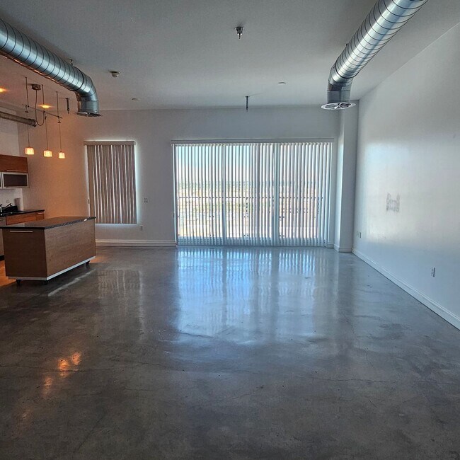 Building Photo - High Rise condo in the heart of the Arts D...
