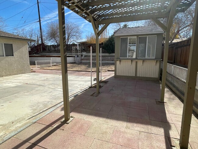Building Photo - Victorville, 3 Bedroom, 2 Bathrooms, Large...