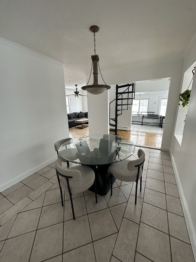 Building Photo - Luxurious 2 Bed, 2 Bath Rental on Lake Qui...