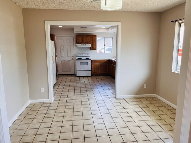 Building Photo - Charming 3-Bedroom with 2 Full Baths on th...