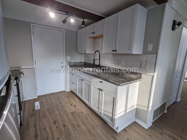 Building Photo - Remodeled Southfield house with large yard