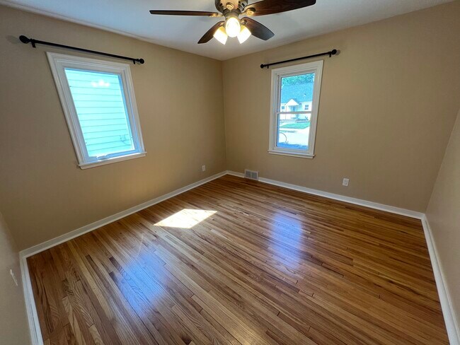 Building Photo - 114 10 1/4 St SE