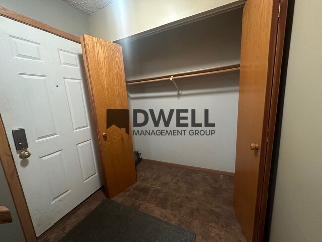 Building Photo - NW Rochester Townhome Available Now!