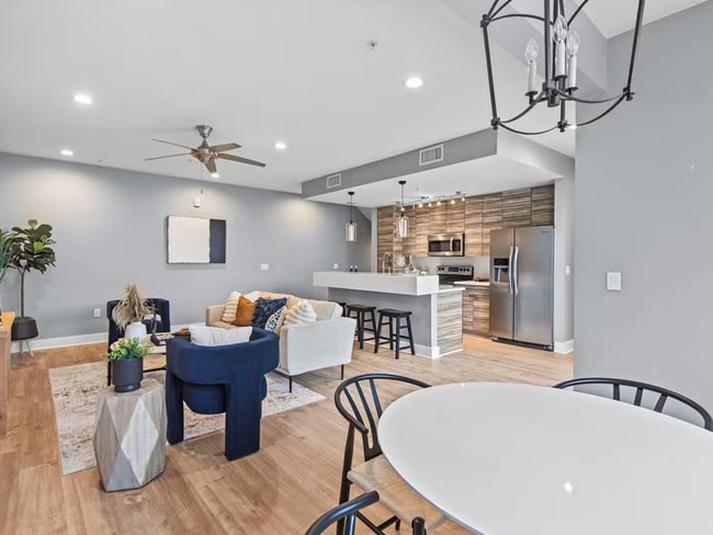 Building Photo - 604 N Bluff Dr