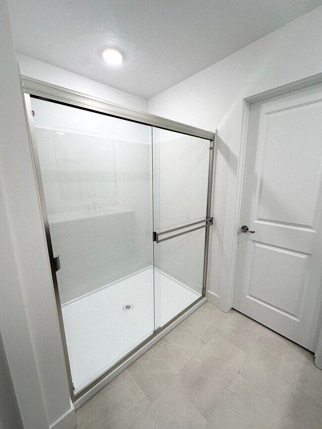 Building Photo - Spacious Luxury Townhome Designed for Modern Living