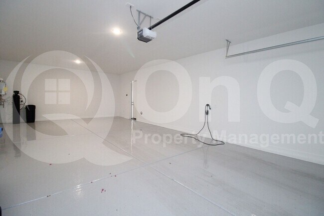 Building Photo - 5976 E Quail Ave