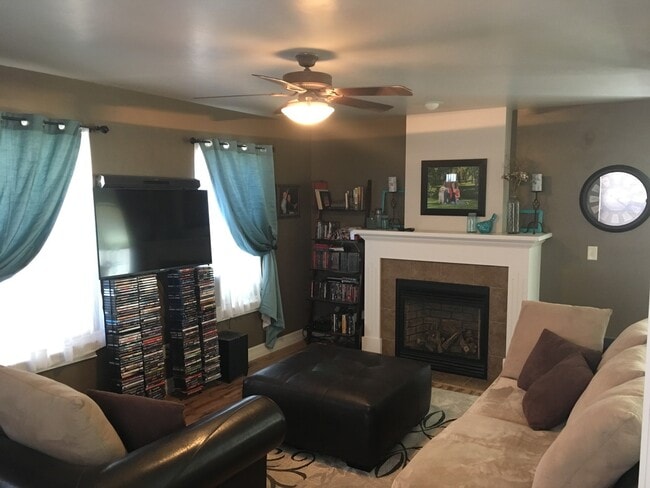 Building Photo - Cozy 3 bed 2 bath + bonus room in The Arbors