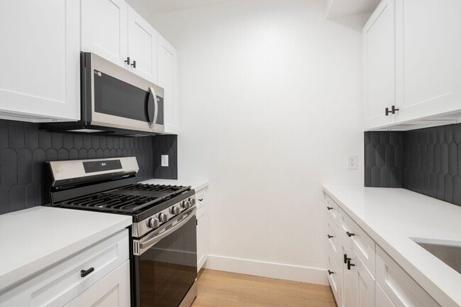 Building Photo - 1616 N Serrano Ave