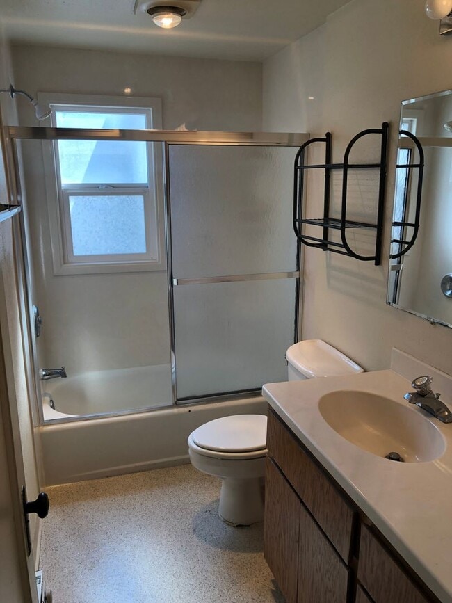 Building Photo - Campus House ~ 3 bedroom, 2 bath