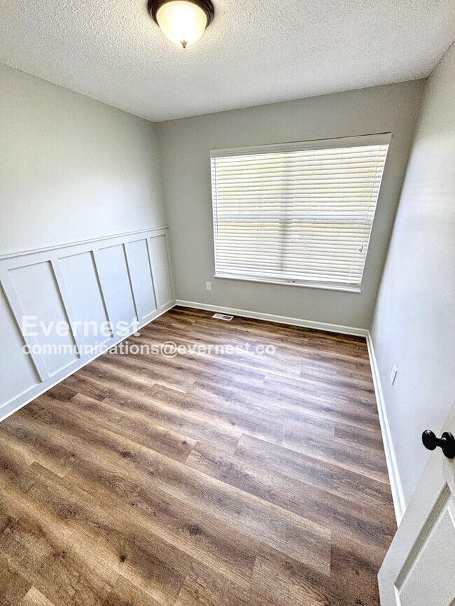 Building Photo - 823 Haversham Dr