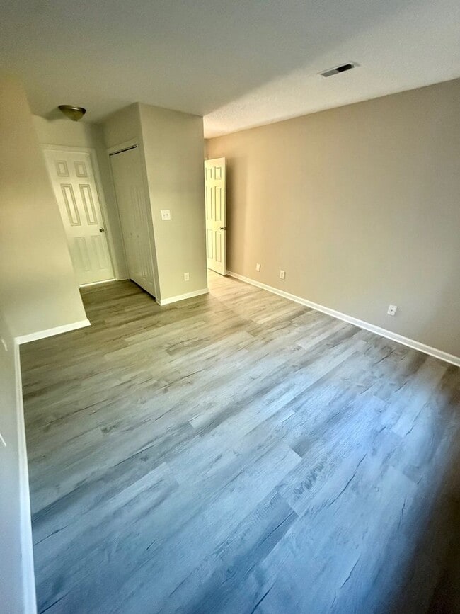 Building Photo - South Charlotte 2 Bedroom Garden Unit, Immediate move in!