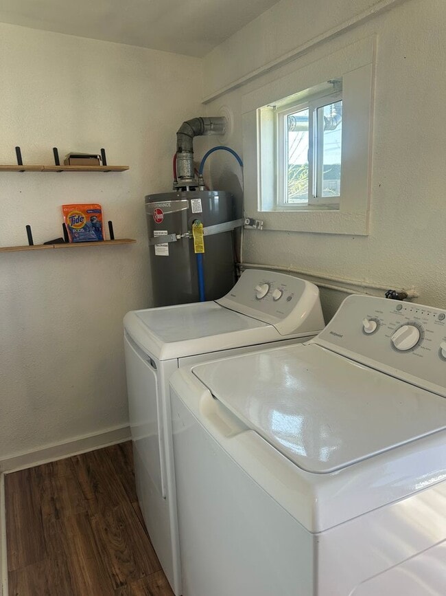 Building Photo - 2bdrm, 1 bath  HOUSE with fenced yard