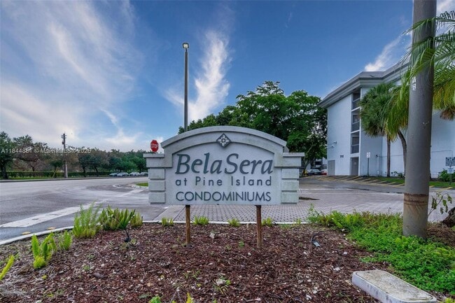 Building Photo - 711 N Pine Island Rd
