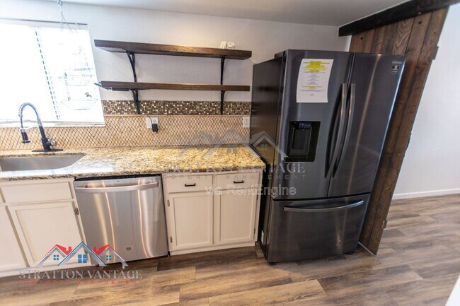 Building Photo - 2224 W Emelita Ave