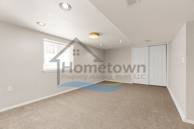 Building Photo - 4 Bedroom 2 Bathroom Home with a Fully Fen...