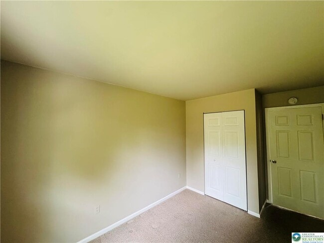 Building Photo - 102 Quaker Dr