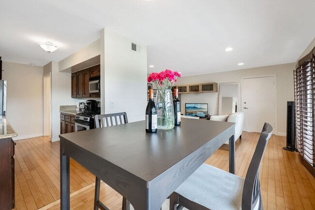 Building Photo - Unbeatable Location! Bright 1 Bed, 1 Bath ...