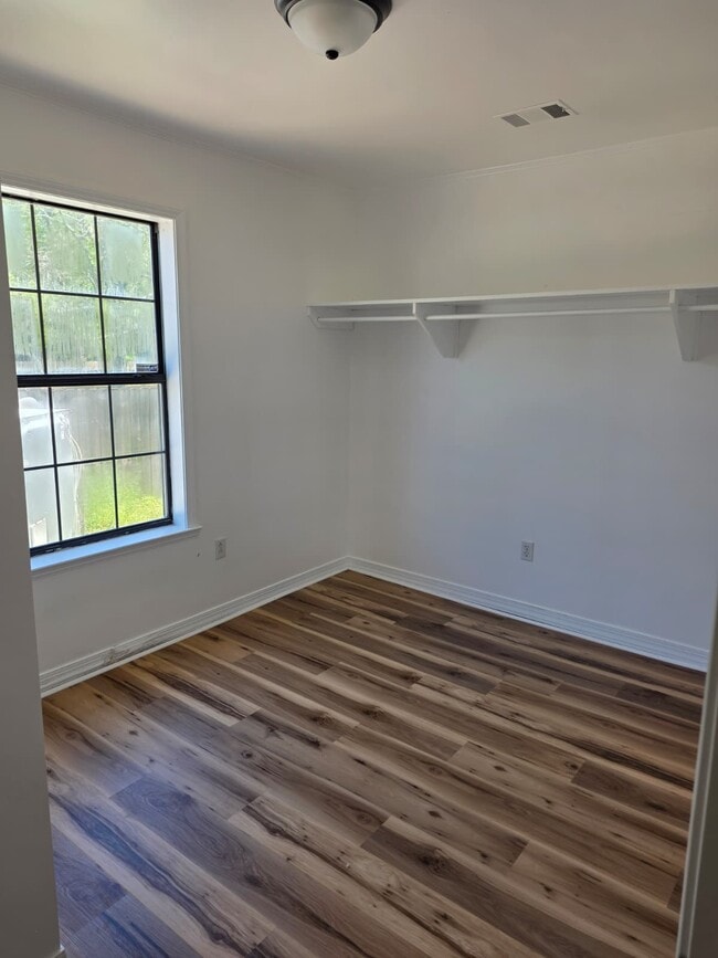 Building Photo - 2122 Taft Ave