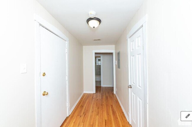 Building Photo - 2 bedroom in Chicago IL 60625
