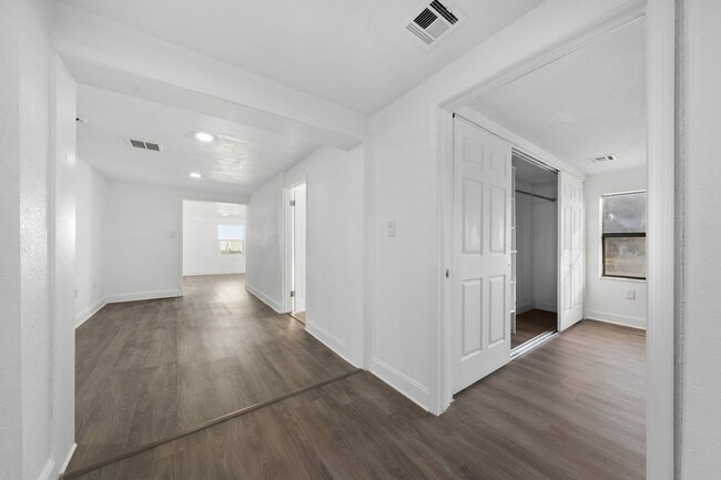 Building Photo - Renovated 4/2 Home on a Corner Lot in the SODO Area of Orlando