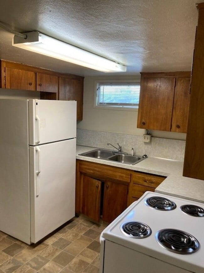 Building Photo - (487) 25th Street Duplex  2 Bdrm / 1 Bthrm