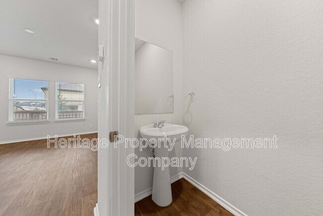 Building Photo - 6212 Sunhigh Dr