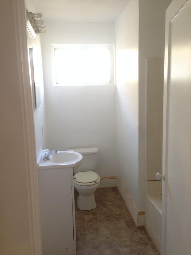 Building Photo - 17 Ellendale Ave