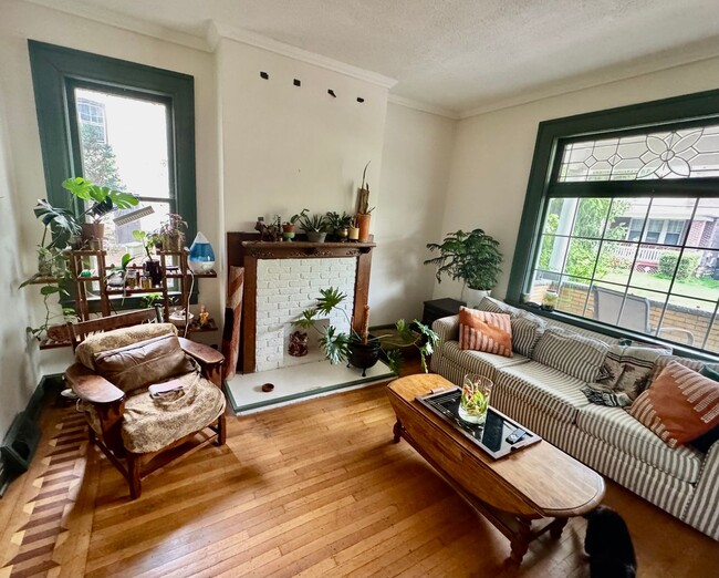 Building Photo - Newly renovated spacious 4 bedroom home in...