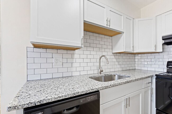 Building Photo - Updated 3 Bedroom Home for Rent with Garage & Fenced Yard