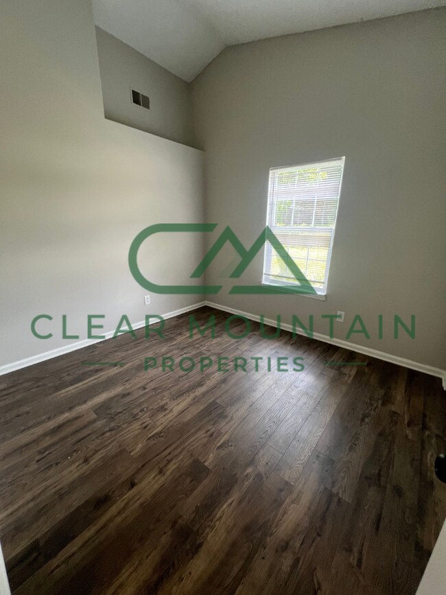 Building Photo - MOVE-IN SPECIAL! 1 MONTH FREE - Modern Upd...