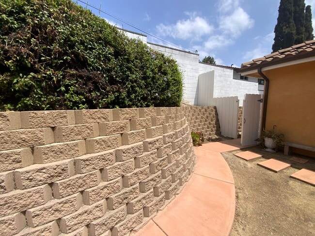 Building Photo - Large Private Yard with View- 1BD/BA ADU