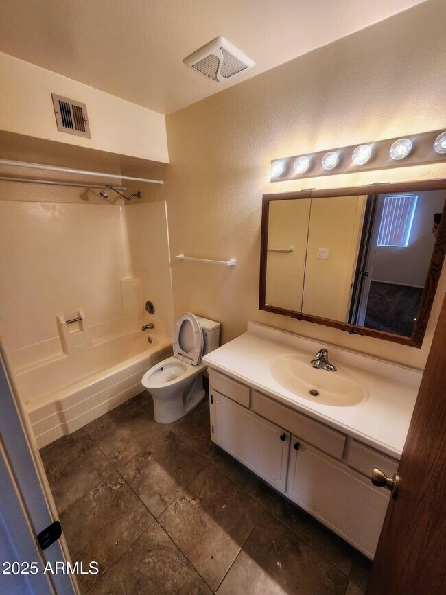 Building Photo - 415 E Frost Cir