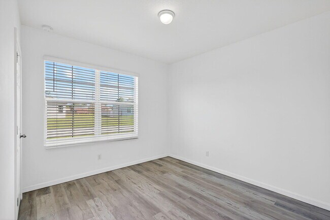 Building Photo - 393 SW Tarra Ave