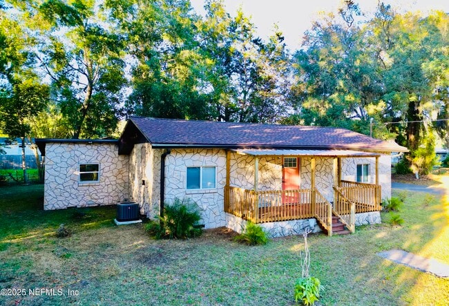 Building Photo - 18713 Charlotte Ave