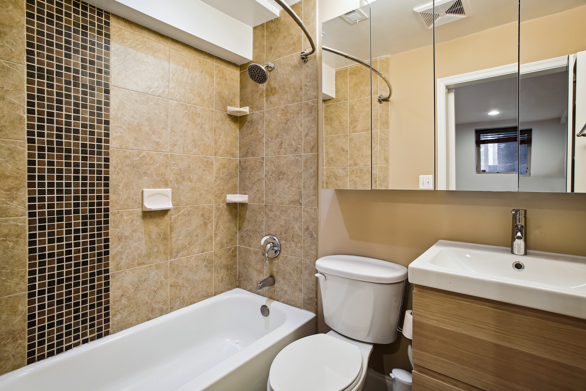 Rear master ensuite full bath - 76 R St NW