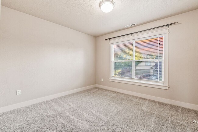 Building Photo - SE BOISE 5BD/3.5BA PLUS OFFICE