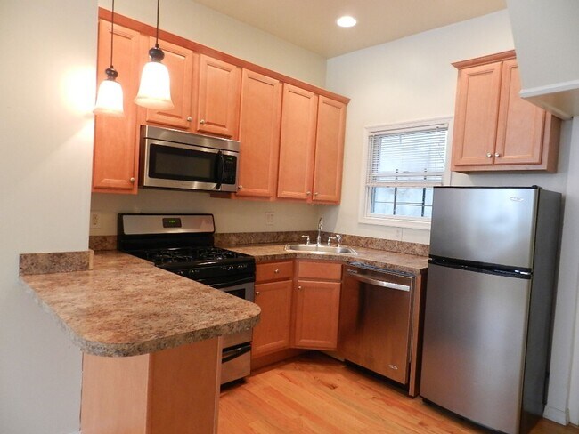 Building Photo - Beautiful 1 BR w/ in unit WASHER / DRYER a...