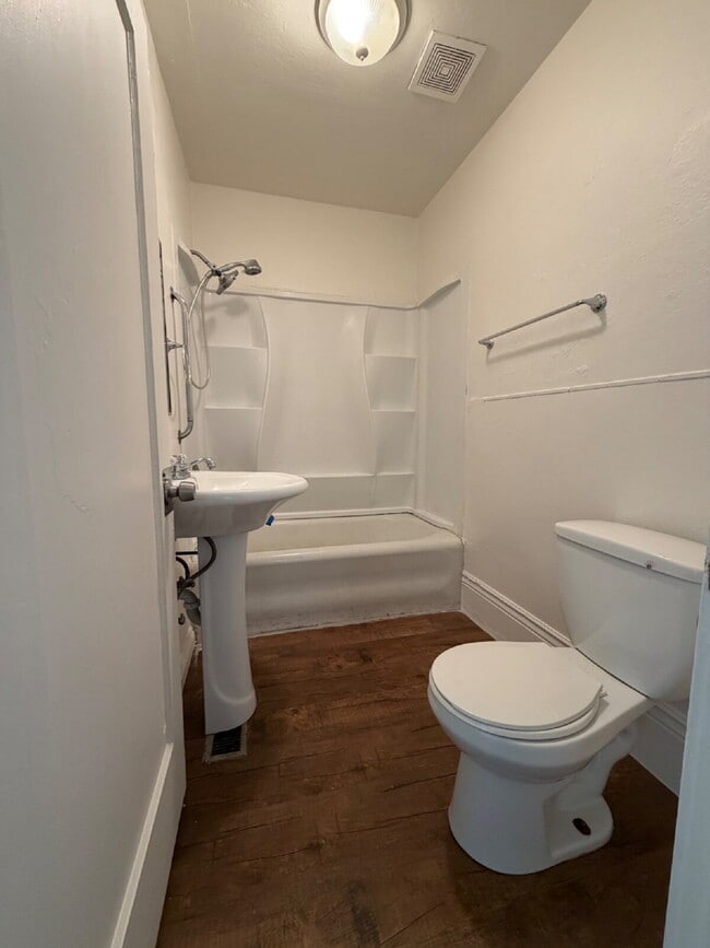 Building Photo - Charming 2-Bedroom Duplex in Merced with Washer dryer connections