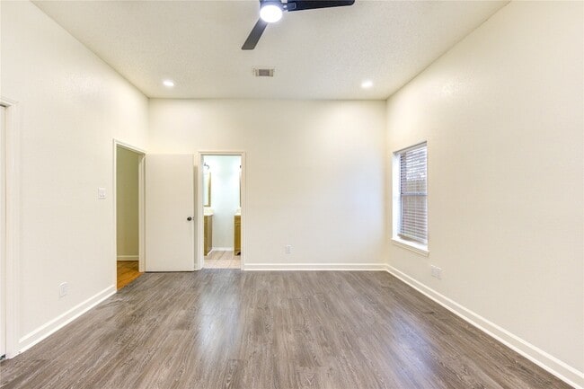 Building Photo - 16830 Scenic Gardens Dr