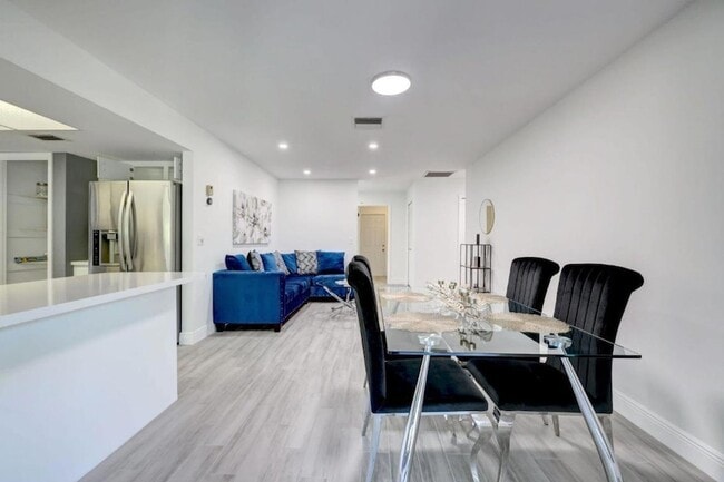 Building Photo - 543 SE Greenway Terrace