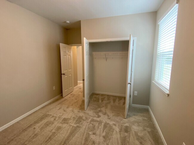 Building Photo - 4/2/5 Winter Garden Townhouse