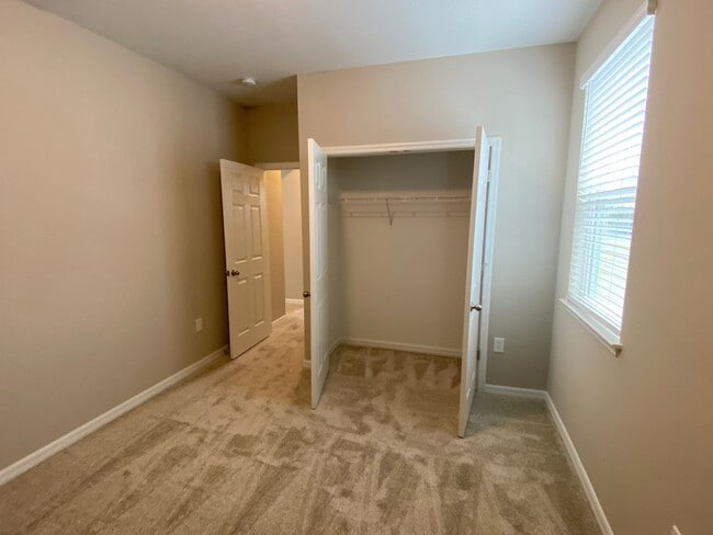 Building Photo - MOVE IN SPECIAL $300 1ST MONTH
