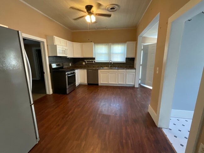 Building Photo - Large Home in Joplin!  3 bedroom, 2 bathro...