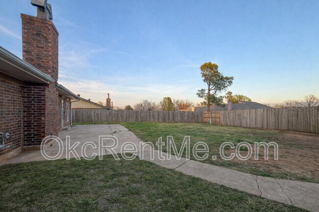 Building Photo - 1104 Spruce Dr