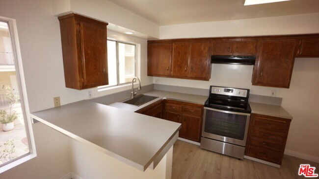 Building Photo - 1418 S Bentley Ave