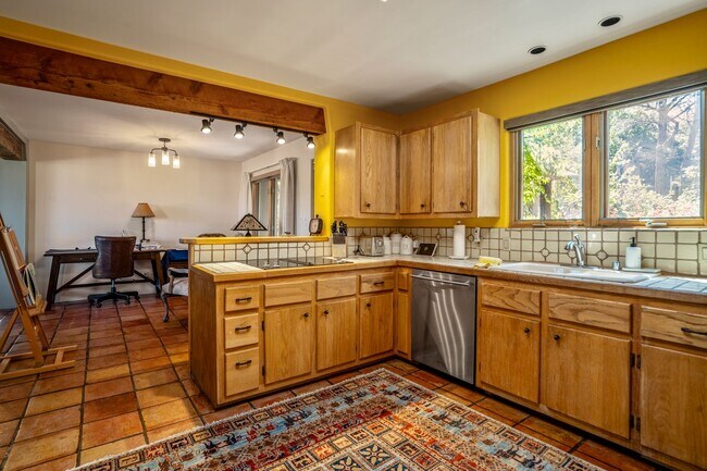 Building Photo - Northside Santa Fe Home