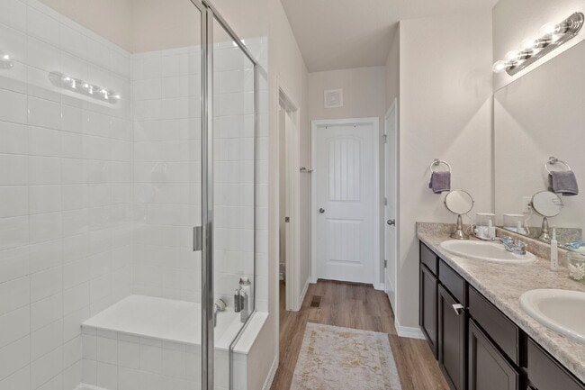 Building Photo - Bright and Beautiful Home with Gourmet Kitchen & Hardwood Floors