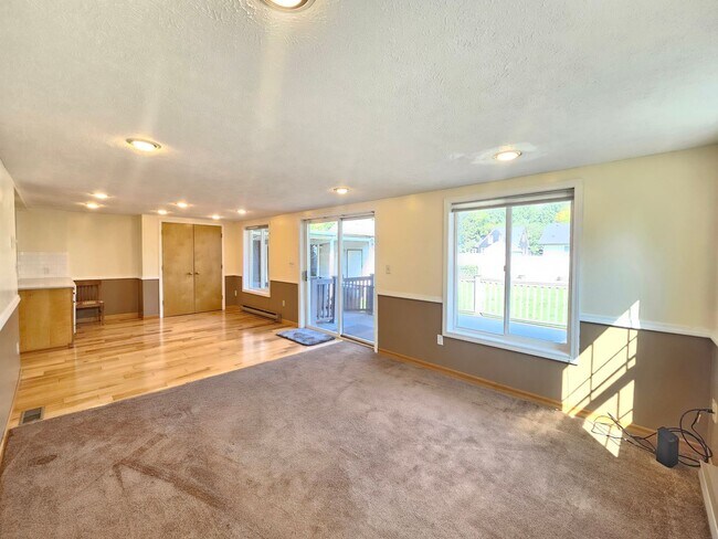 Building Photo - $2,100 - 3 Bed / 3 Bath Charming Home by G...